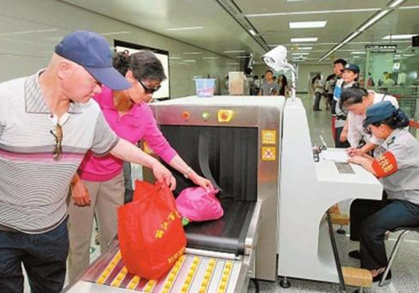 進地鐵車站過安檢,食物飲料進安檢機接受X光掃描檢查后還能吃嗎？安檢x光機對食物有無影響？